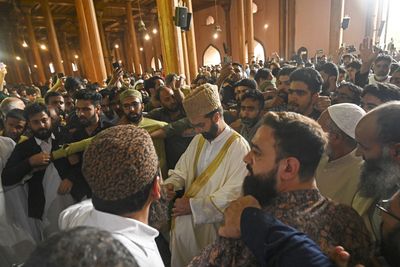 Kashmir’s top pro-freedom cleric leads Friday prayers after four years