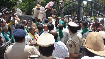 Cauvery issue: Farmers attempt to gherao Minister in Mysuru