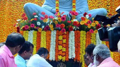 Sree Narayana Guru laid foundation of modern Kerala: CM