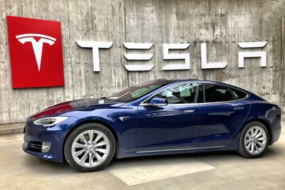 Tesla Tests Support At 50-Day SMA After ARK Invest Sells Stock