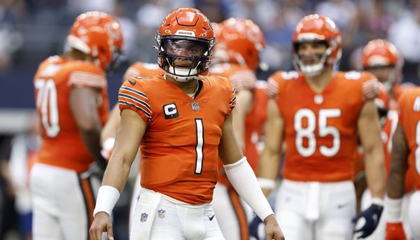 Halftime: Chiefs destroying Bears 34-0 as QB Justin Fields has 40 yards  passing, INT - Chicago Sun-Times