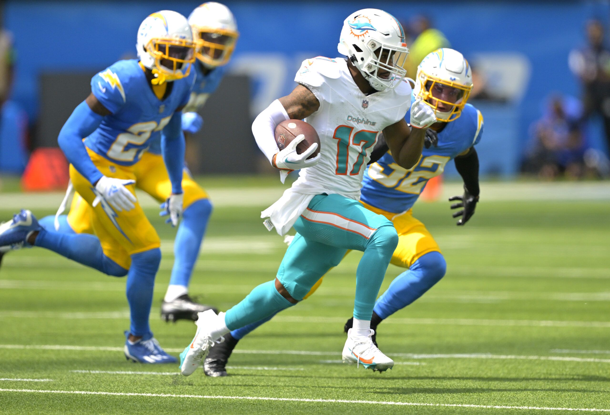 Report: Miami Dolphins WR Jaylen Waddle in concussion protocol