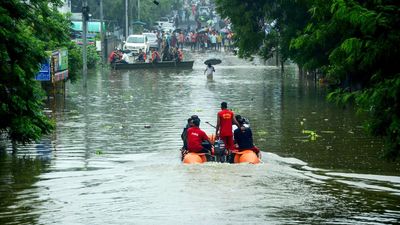 Fadnavis visits flood-hit Nagpur, promises better infrastructure to prevent rain damage in future