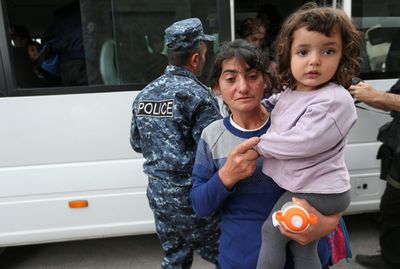 Hundreds of ethnic Armenians flee Nagorno-Karabakh to Armenia