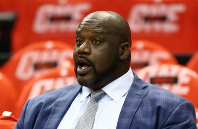 Shaquille O’Neal tips cap to Rockets legend Hakeem Olajuwon for 1995 NBA Finals