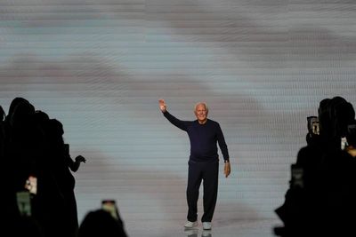 Giorgio Armani closes Milan Fashion Week with good vibes and familiar guests in the front row
