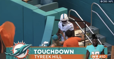 Tyreek Hill Had Perfect TD Celebration After Burning Broncos on 54-Yard TD