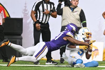 Turnovers costly again as Vikings fall to Chargers, drop to 0-3