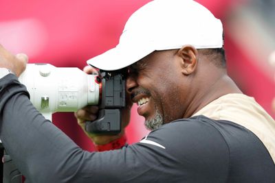 Ken Griffey Jr. works as credentialed photographer at Cowboys-Cardinals