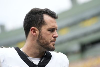 Derek Carr released from hospital, rejoins teammates for flight home