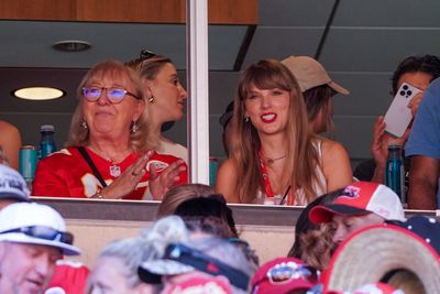 WATCH: Taylor Swift reacts to Travis Kelce touchdown vs. Bears