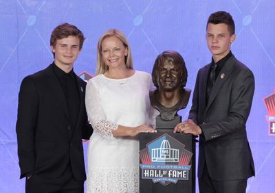 LOOK: Family of Ken Stabler accepts long overdue Hall of Fame ring of excellence