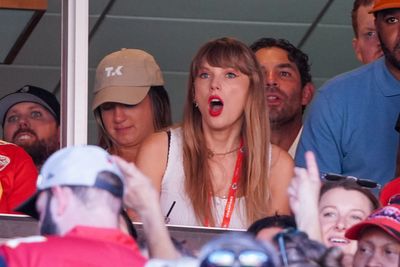 Walter Payton’s son Jarrett captures video of Taylor Swift and Travis Kelce leaving Arrowhead together