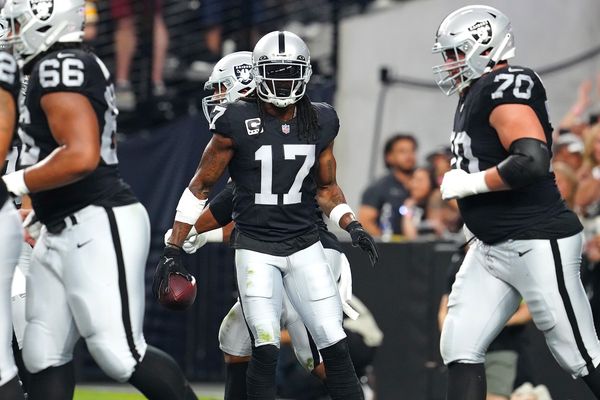 Las Vegas Raiders guard Jermaine Eluemunor (72) lines up against the  Indianapolis Colts during the first half of an NFL football game, Sunday, Nov  13, 2022, in Las Vegas. (AP Photo/Rick Scuteri