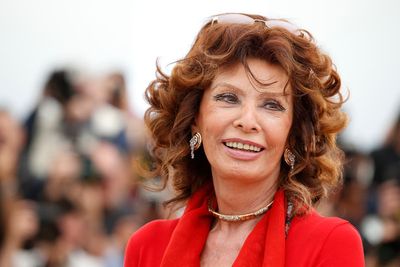 Film legend Sophia Loren has successful surgery after fracturing a leg in a fall at home, agent says