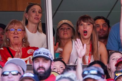 9 relatable photos that show Taylor Swift had the best time watching Travis Kelce and the Chiefs