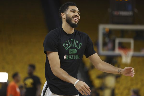 WATCH: Jayson Tatum gifts Kevin Hart a Deuce-sized Celtics jersey