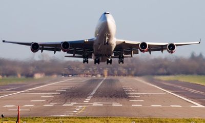 Gatwick restricts flight numbers for week amid air traffic control problems