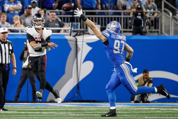 Falcons LB Troy Andersen spotted with sling on arm