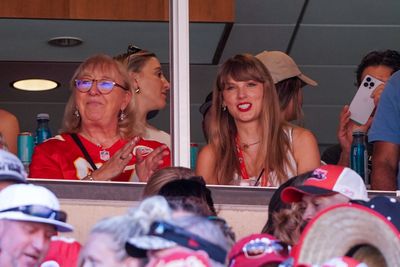 Video shows a classy-as-always Taylor Swift helping clean up the Kelce family suite after game
