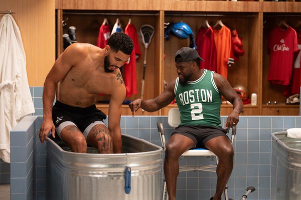 Celtics' Jayson Tatum gifted Kevin Hart a Deuce jersey 