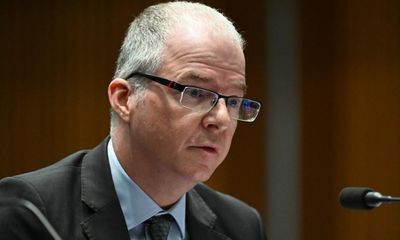 Qantas chair Richard Goyder dismisses calls to step down during grilling before Senate