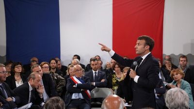 Macron in Corsica with autonomy for the island at the top of the agenda