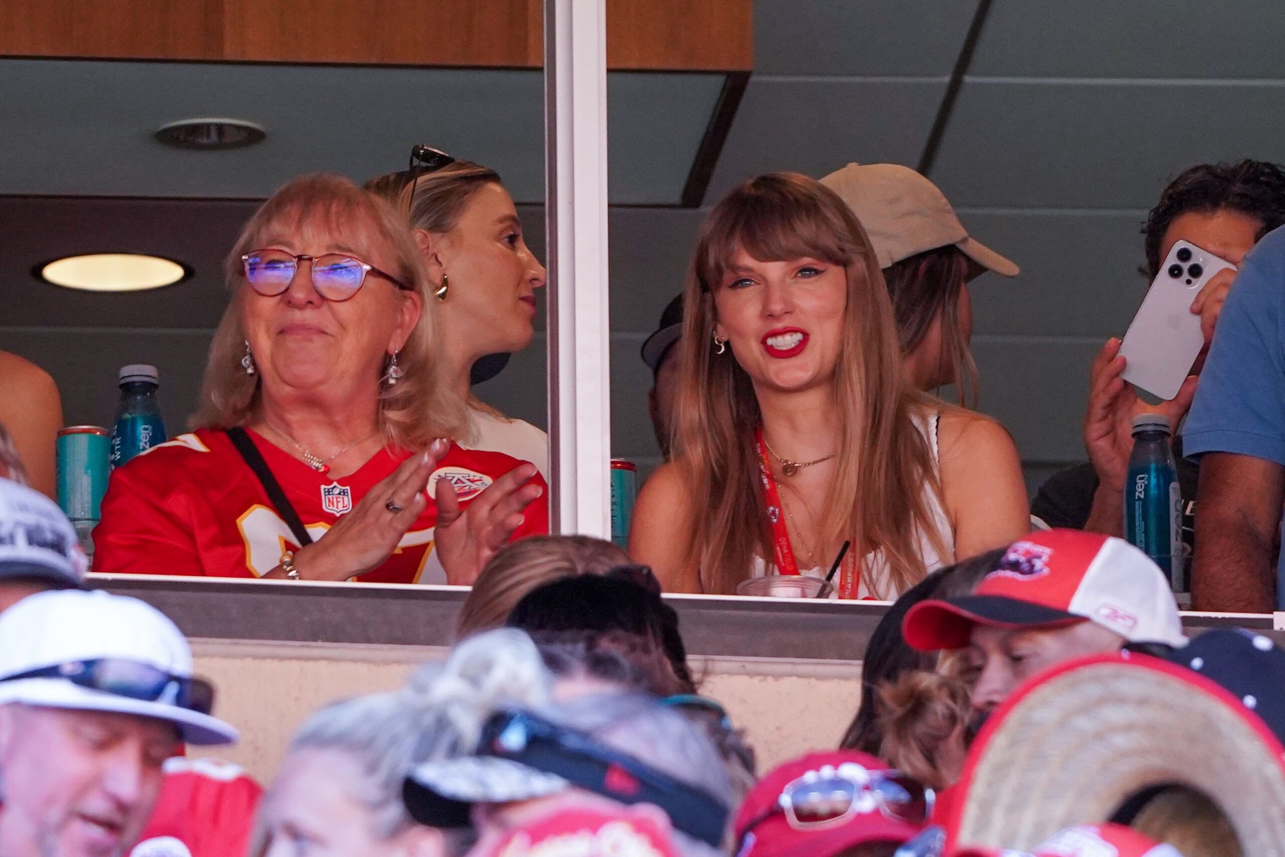 Travis Kelce notes Taylor Swift's bold appearance at Chiefs game but is mum  about any relationship – KGET 17