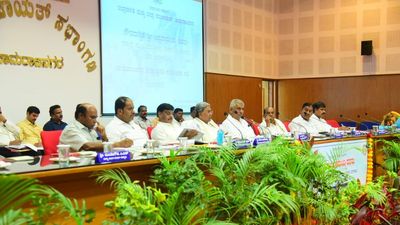 Karnataka CM Siddaramaiah directs officials to ensure water supply, prevent distress migration