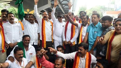 Ahead of bandh, Vatal Nagaraj campaigns in city seeking support