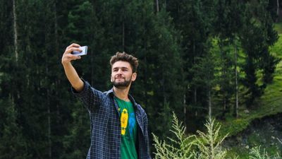 Survey: Americans Snap 6 Photos A Day, Group Shots And Selfies Dominate