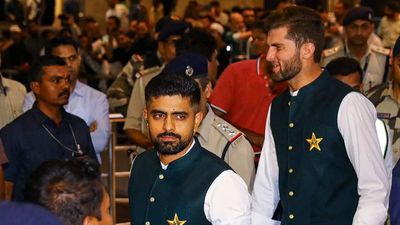 Pakistan cricket team receives enthusiastic welcome in India as tensions fade ahead of World Cup warm-up