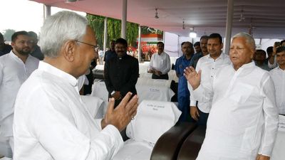 Lalu meets Nitish Kumar amid talks of seat sharing