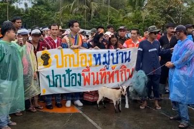 Pita joins protest against Chiang Mai coal mine