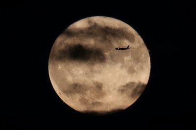 How to See A Supermoon and Two Giant Planets This Weekend