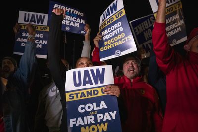 UAW deadline for expanded strikes looms Friday as Big 3 talks stall