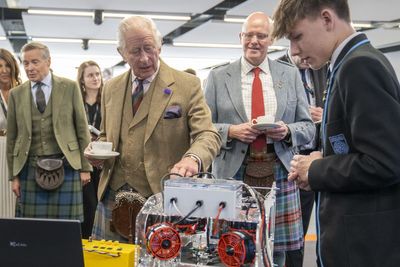 King meets next generation of engineers during visit to industry hub