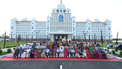 Retired bureaucrats visit new Secretariat building