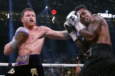 Canelo Alvarez delivers vintage performance, easily outpoints Jermell Charlo