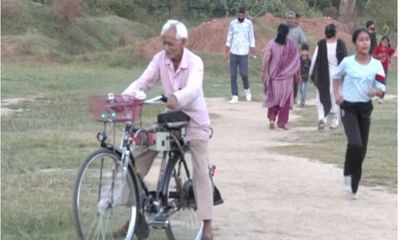 J-K: 84-year-old man transforms regular bicycle into e-cycle using solar power