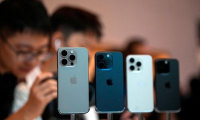 Apple says software bug and certain apps causing iPhone overheating