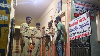 Police conduct surprise checks at lodges, dhabas in Anantapur of Andhra Pradesh