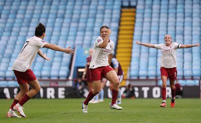 Manchester United claim WSL victory with last-gasp goal against 10-player Aston Villa