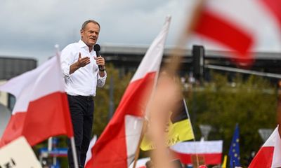 Opposition leader Donald Tusk cheered by crowds at Warsaw election rally