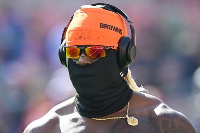 Browns TE David Njoku arrives in full mask after suffering facial burns