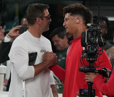 Aaron Rodgers chats with Patrick Mahomes prior to Chiefs-Jets