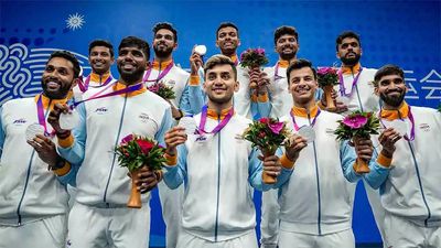 India falter after taking 2-0 lead, finish second