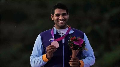 In fading light, a streak of bronze for Chenai