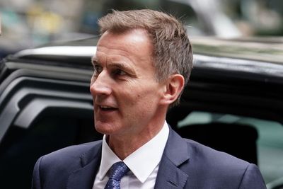 Hunt to raise living wage to £11 an hour and crackdown on benefit ‘shirkers’