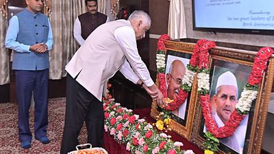 Governor S. Abdul Nazeer pays tributes to Mahatma Gandhi, Lal Bahadur Shastri at Raj Bhavan